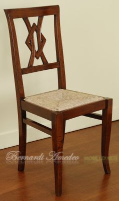 Sedia classica in noce massello con schienale lavorato e seduta impagliata